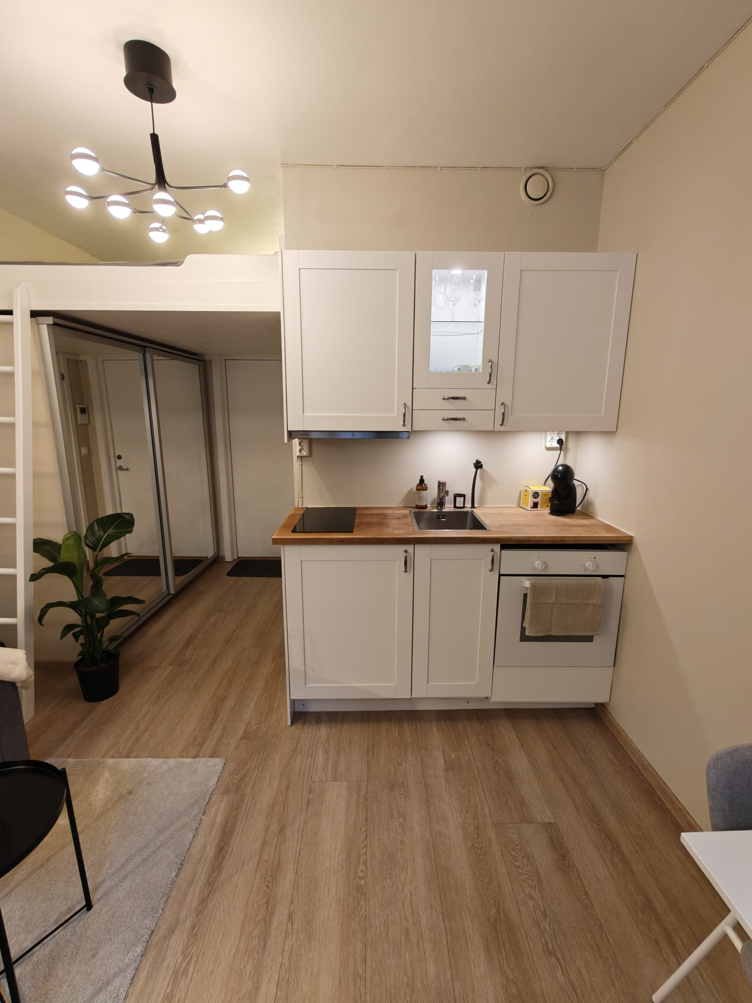 kjøkkenkrok med ny kokeplatetopp, og alt du trenger av kjøkkenutstyr. Nyinnkjøpt! Tallerkener,glass,kopper,bestikk,kjeler,stekepanner, kaffemaskin m.m